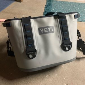 Yeti hopper cooler 20